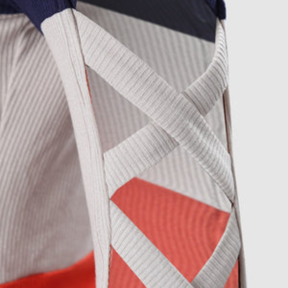 Edina – trendy damesshirt met unieke kriskras mouwen in contrasterende kleuren, modern design met comfortabele pasvorm voor dagelijks gebruik.