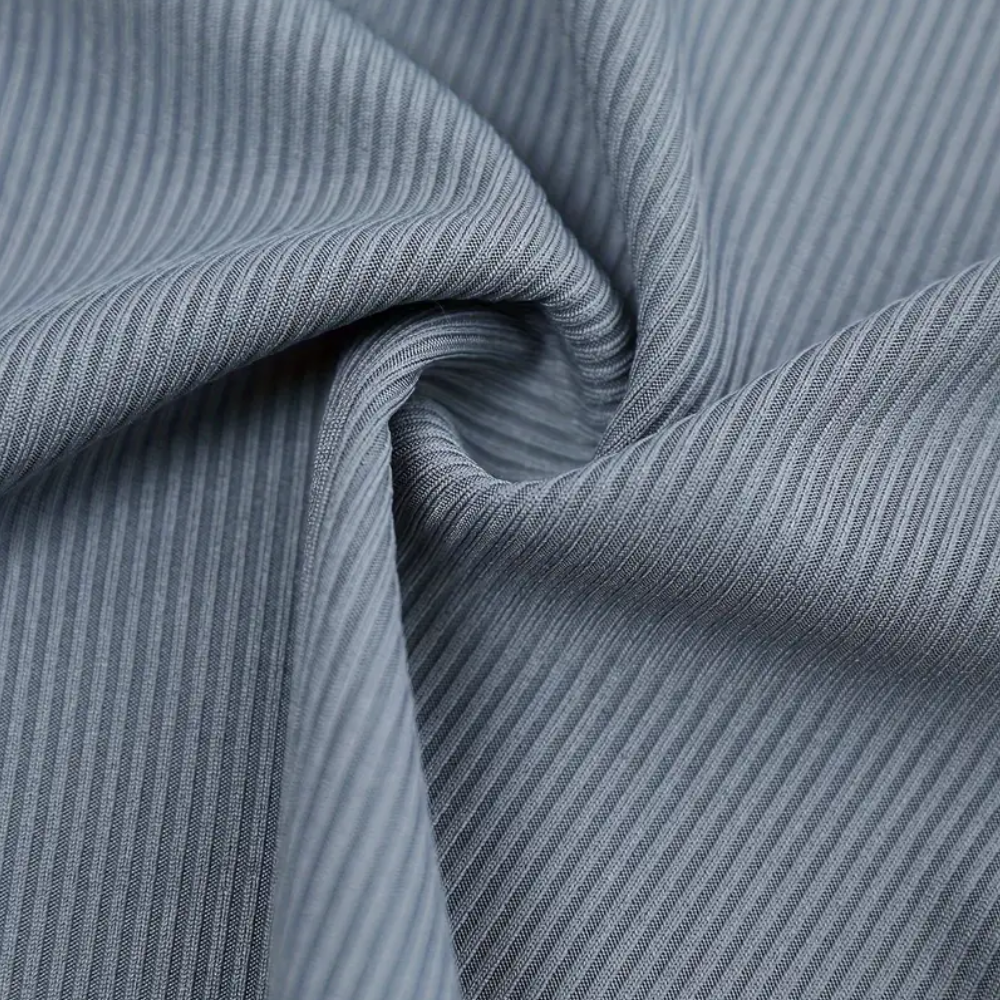 Edina – trendy damesshirt met unieke kriskras mouwen in contrasterende kleuren, modern design met comfortabele pasvorm voor dagelijks gebruik.