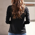 Elaina – stijlvol T‑shirt met korte mouwen voor dames, gemaakt van ademende, zachte zomerstof; ideale basic voor frisse, modieuze zomeroutfits.
