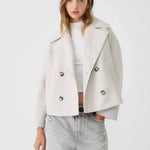Elara chique korte jas voor dames – stijlvolle jas met dubbele rij knoopsluiting, hoogwaardige stof en comfortabele pasvorm, perfect voor werk of speciale gelegenheden.
