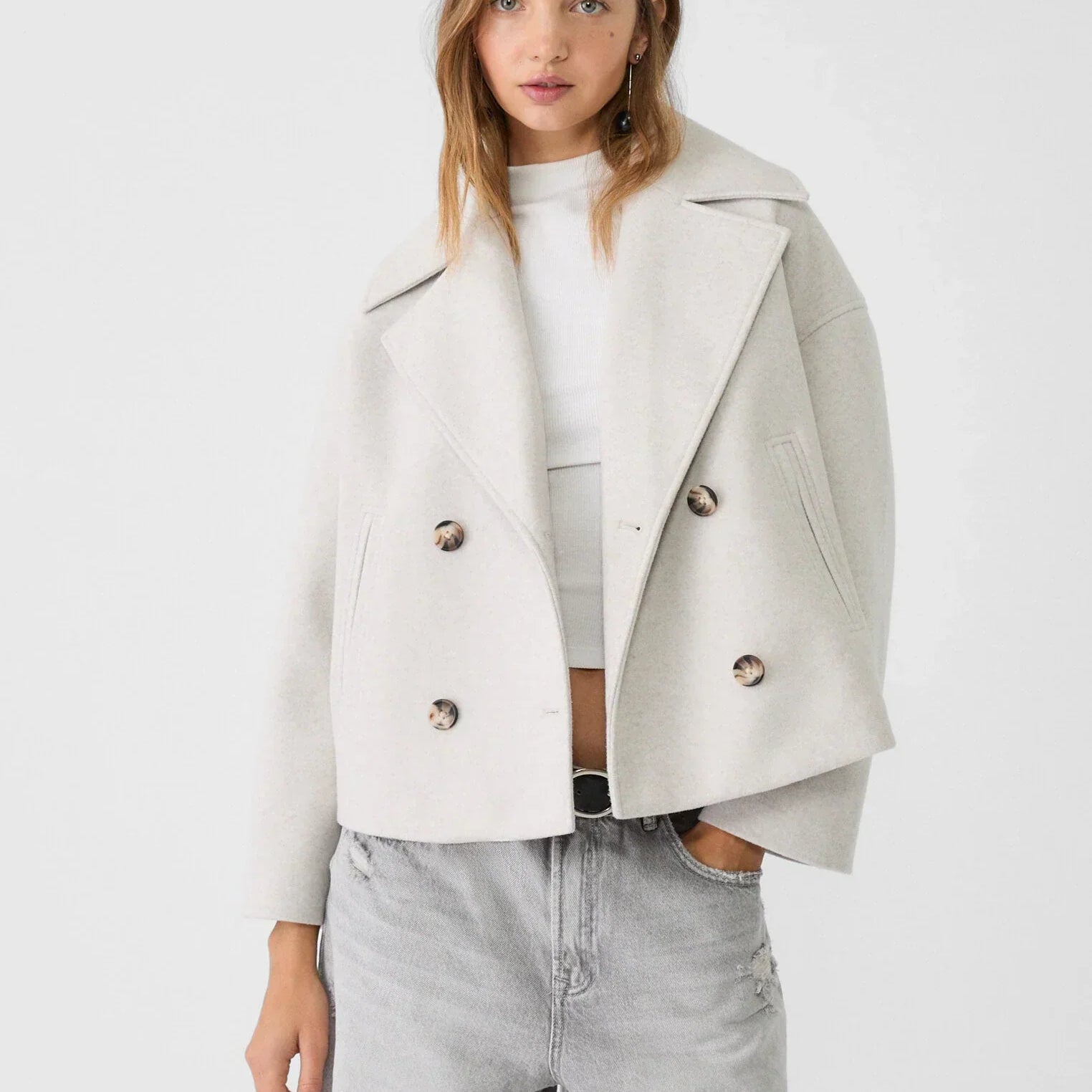 Elara chique korte jas voor dames – stijlvolle jas met dubbele rij knoopsluiting, hoogwaardige stof en comfortabele pasvorm, perfect voor werk of speciale gelegenheden.
