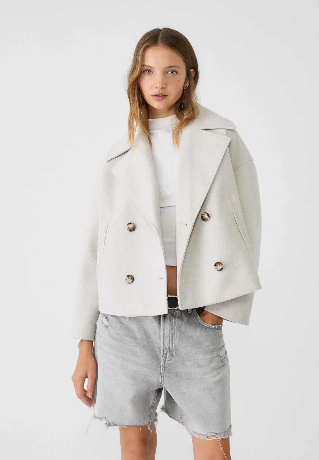 Elara chique korte jas voor dames – stijlvolle jas met dubbele rij knoopsluiting, hoogwaardige stof en comfortabele pasvorm, perfect voor werk of speciale gelegenheden.