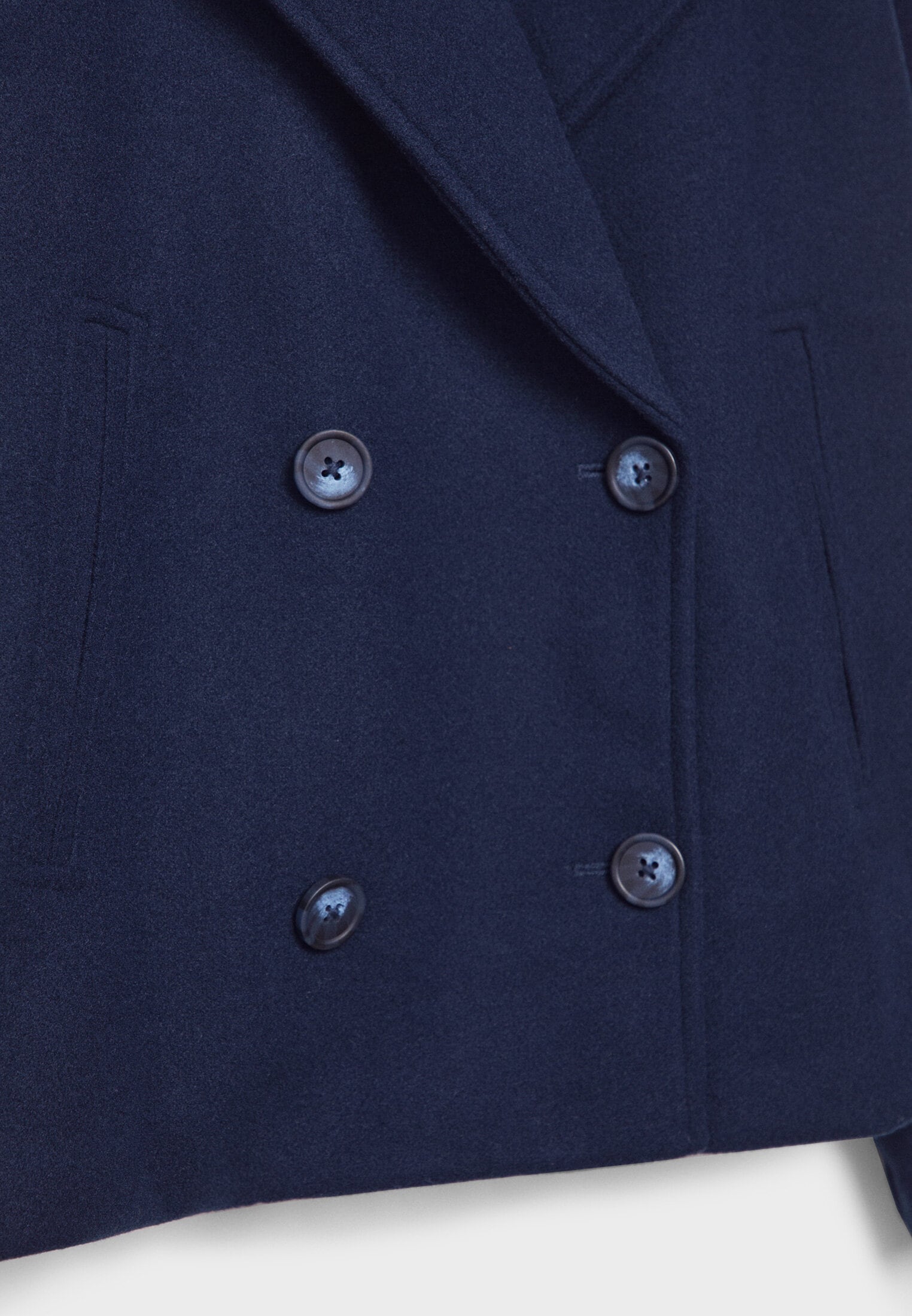 Elara chique korte jas voor dames – stijlvolle jas met dubbele rij knoopsluiting, hoogwaardige stof en comfortabele pasvorm, perfect voor werk of speciale gelegenheden.