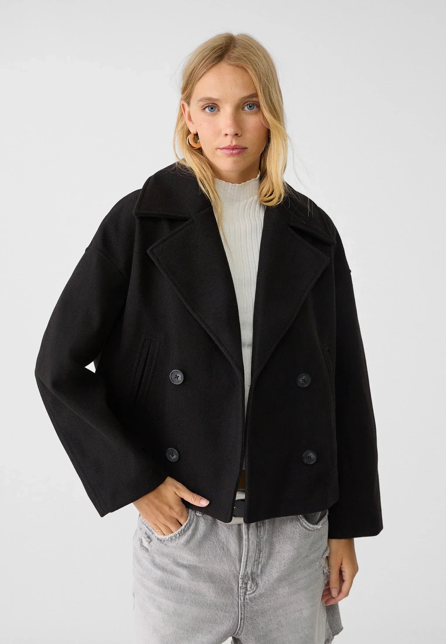 Elara chique korte jas voor dames – stijlvolle jas met dubbele rij knoopsluiting, hoogwaardige stof en comfortabele pasvorm, perfect voor werk of speciale gelegenheden.