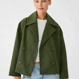 Elara chique korte jas voor dames – stijlvolle jas met dubbele rij knoopsluiting, hoogwaardige stof en comfortabele pasvorm, perfect voor werk of speciale gelegenheden.