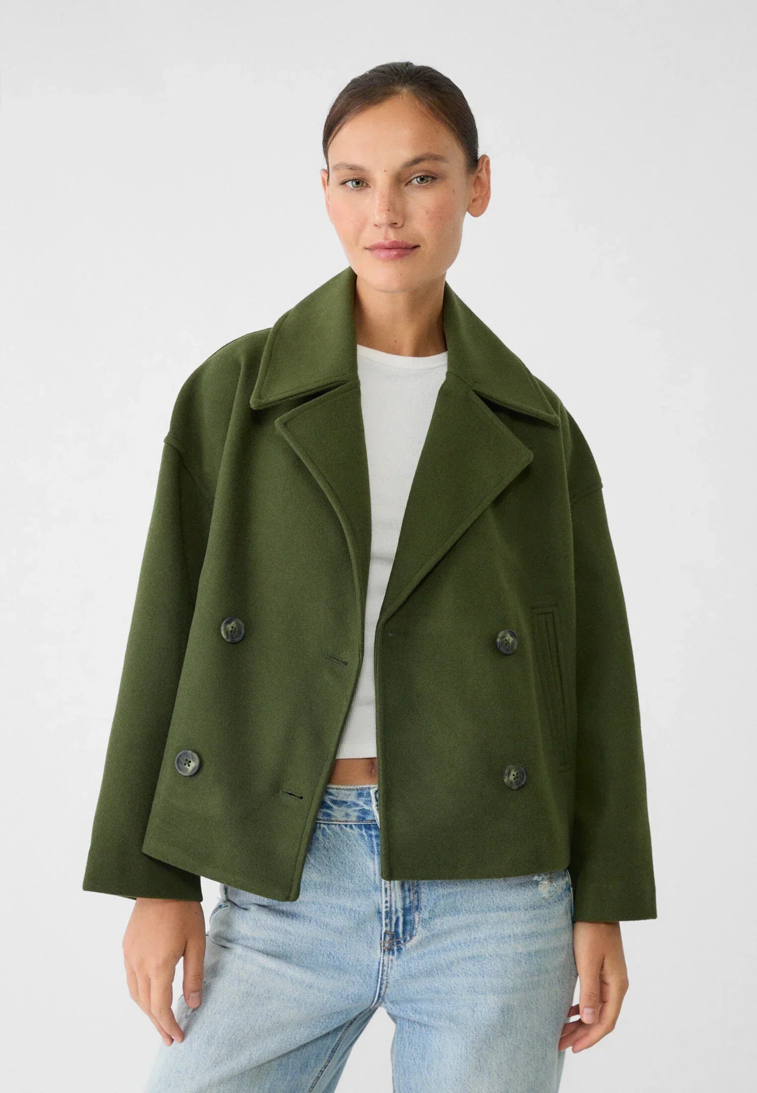 Elara chique korte jas voor dames – stijlvolle jas met dubbele rij knoopsluiting, hoogwaardige stof en comfortabele pasvorm, perfect voor werk of speciale gelegenheden.
