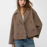 Elara chique korte jas voor dames – stijlvolle jas met dubbele rij knoopsluiting, hoogwaardige stof en comfortabele pasvorm, perfect voor werk of speciale gelegenheden.