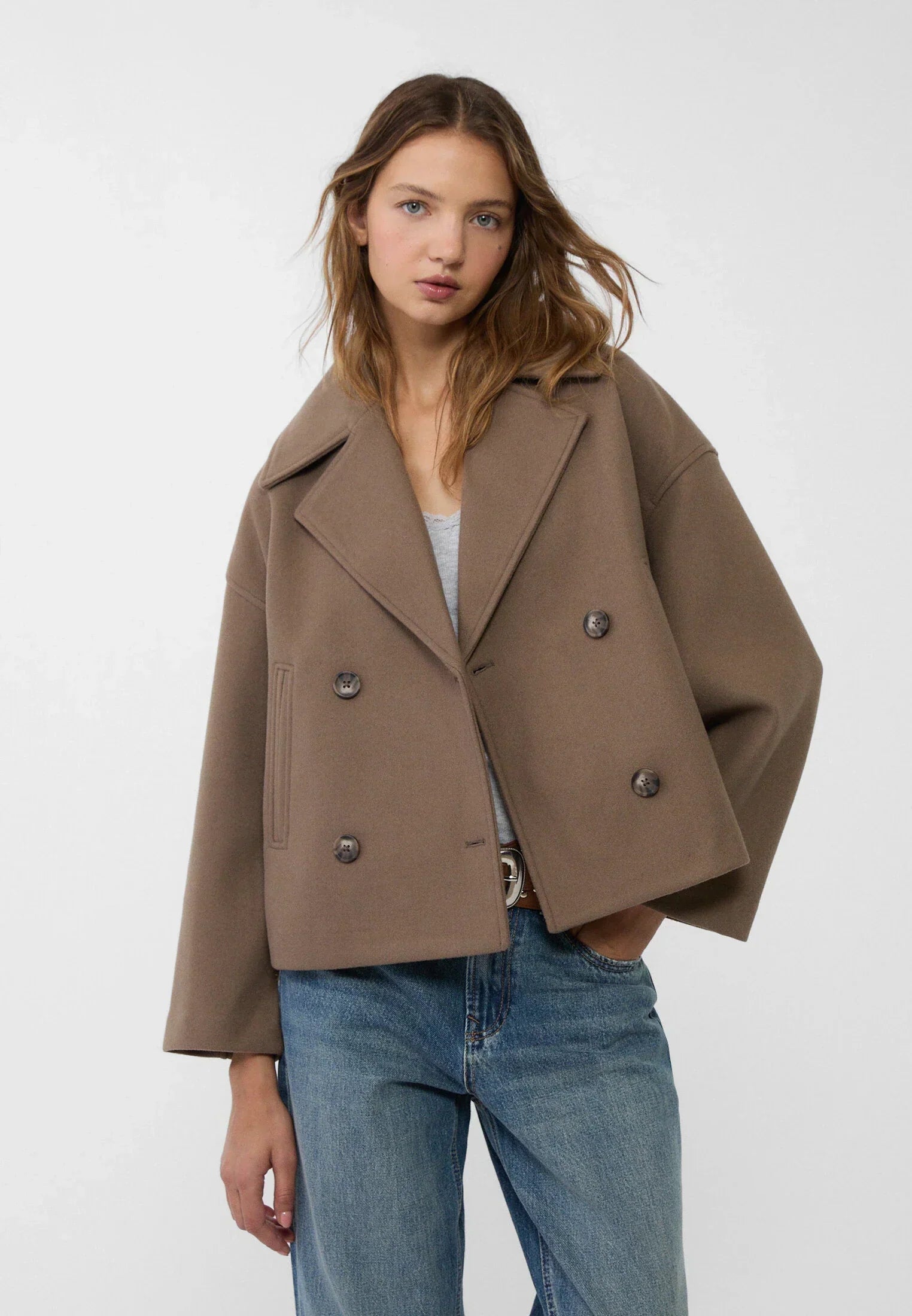 Elara chique korte jas voor dames – stijlvolle jas met dubbele rij knoopsluiting, hoogwaardige stof en comfortabele pasvorm, perfect voor werk of speciale gelegenheden.