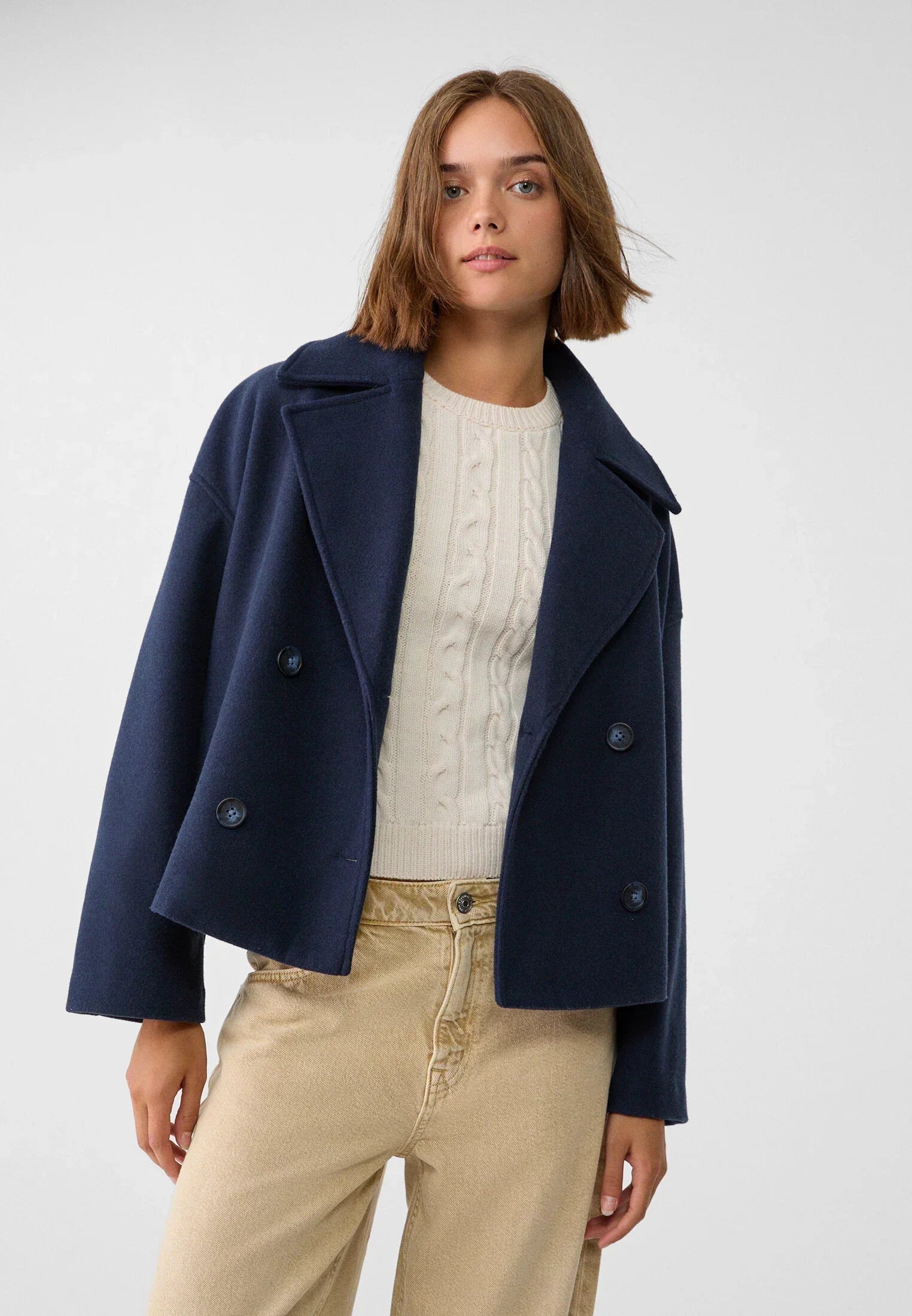 Elara chique korte jas voor dames – stijlvolle jas met dubbele rij knoopsluiting, hoogwaardige stof en comfortabele pasvorm, perfect voor werk of speciale gelegenheden.