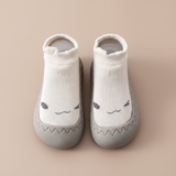 Cozy Step baby barefoot sokschoentjes – zachte, rekbare stof met antislipzool voor comfort, veiligheid en natuurlijke voetontwikkeling.
