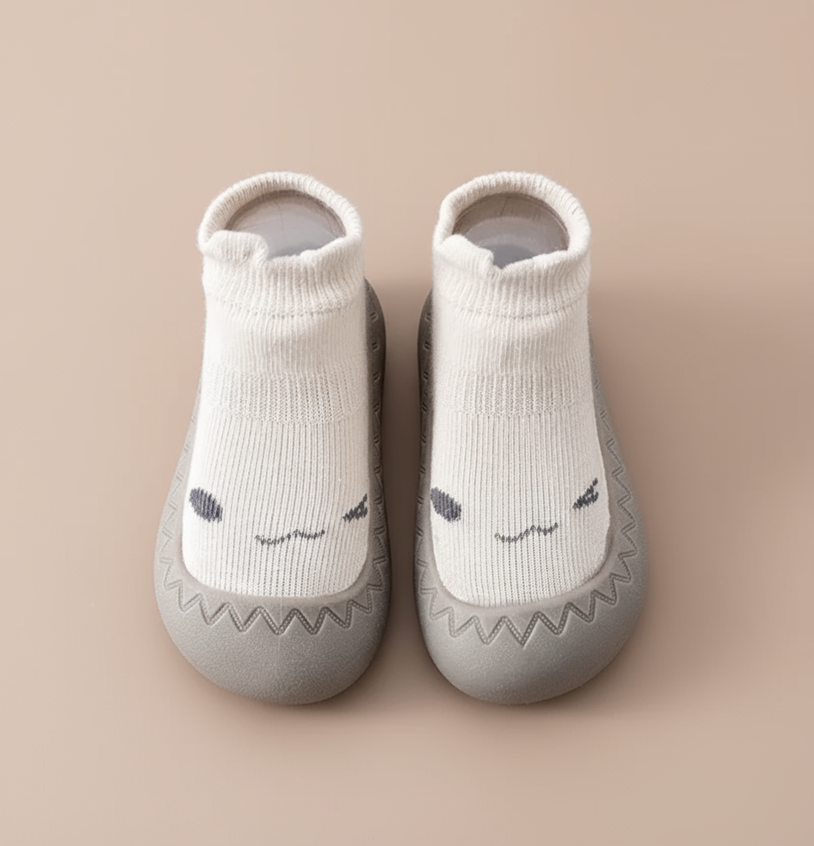 Cozy Step baby barefoot sokschoentjes – zachte, rekbare stof met antislipzool voor comfort, veiligheid en natuurlijke voetontwikkeling.