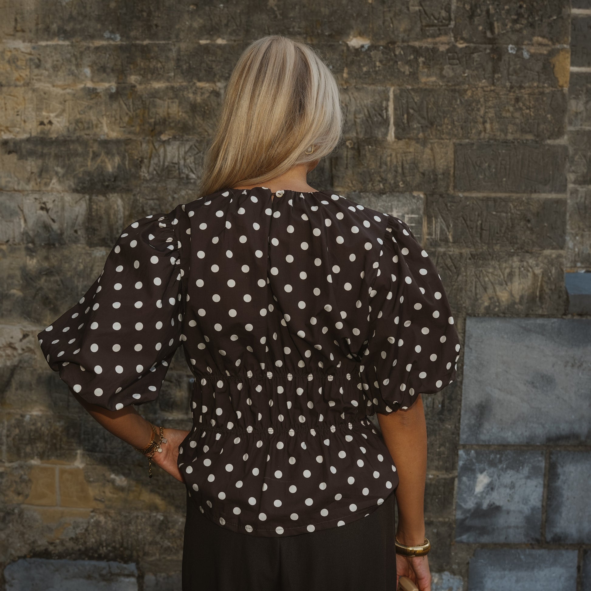 Mara top – chique bruine dames top met elegante snit, zachte stof en stijlvolle look voor zowel casual als formele outfits.