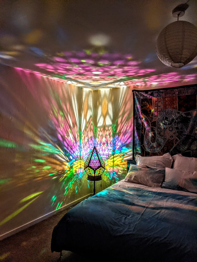 Artglow - Diamanten Boheemse Kleuren Lamp – Een schitterende lamp met een bohemien design en diamanten kleuren die elke ruimte verlicht met een kleurrijke en sfeervolle gloed.