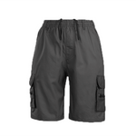Man draagt MARTI comfortabele cargo shorts in zomerse setting, met zichtbare zijzakken en casual uitstraling – ideaal voor warme dagen.