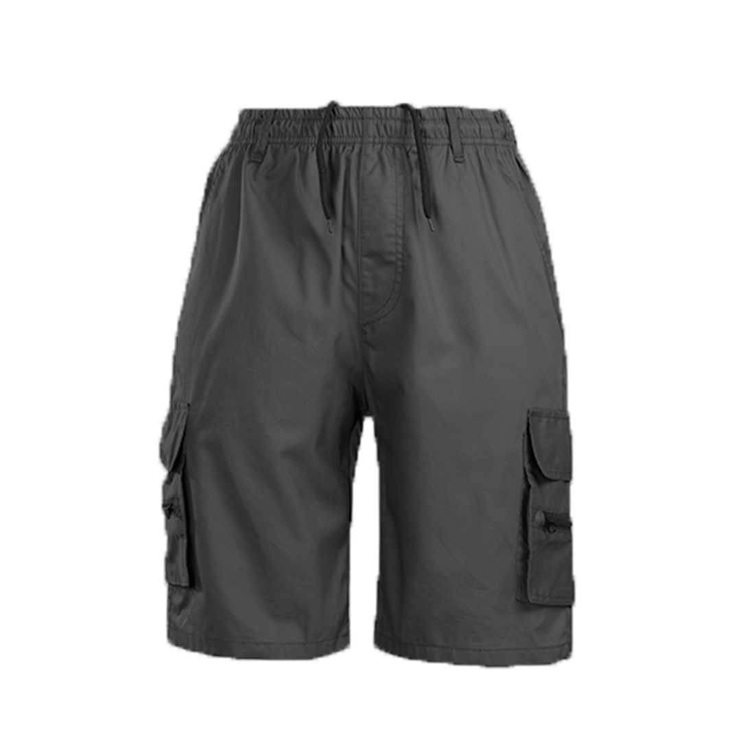 Man draagt MARTI comfortabele cargo shorts in zomerse setting, met zichtbare zijzakken en casual uitstraling – ideaal voor warme dagen.