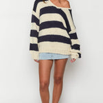 Oversized gestreepte trui voor dames met een losse, comfortabele pasvorm en brede horizontale strepen, perfect voor een casual en relaxte stijl.