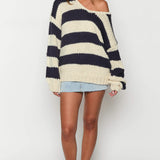 Oversized gestreepte trui voor dames met een losse, comfortabele pasvorm en brede horizontale strepen, perfect voor een casual en relaxte stijl.