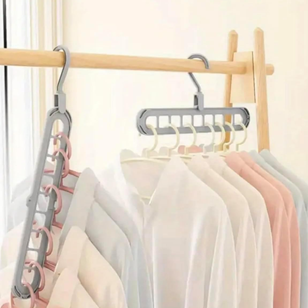 Set van 5 stevige en duurzame kunststof kledinghangers in multicolor – ideaal voor het netjes ophangen van kleding zonder vervorming.