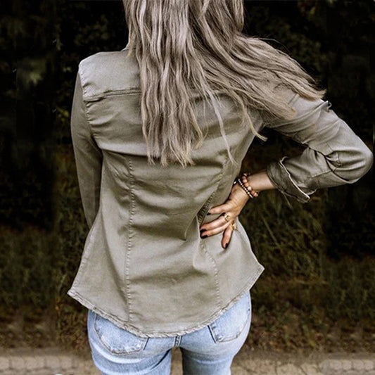 Lorena stijlvol spijkerjasje voor dames, met klassieke kraag, borstzakken en een moderne pasvorm – perfect voor casual en trendy looks.