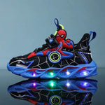 SpiderHero LED sneakers voor jongens – comfortabele, ademende kinderschoenen met superheldenmotief en oplichtende zolen voor actief en speels gebruik.