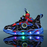 SpiderHero LED sneakers voor jongens – comfortabele, ademende kinderschoenen met superheldenmotief en oplichtende zolen voor actief en speels gebruik.