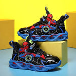 SpiderHero LED sneakers voor jongens – comfortabele, ademende kinderschoenen met superheldenmotief en oplichtende zolen voor actief en speels gebruik.