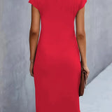 Elegante Getailleerde Midi Jurk met Ronde Hals