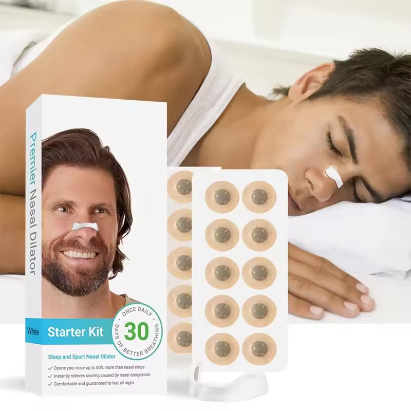 Magnetische neusstrips tegen snurken – Bevordert een open neusademhaling, vermindert snurkgeluiden en ondersteunt sportprestaties. Ideaal voor een rustige nacht en optimale zuurstofopname tijdens het sporten. Comfortabel, huidvriendelijk en effectief voor betere slaap en ademhaling.