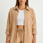 Zomerse dames 2-delige set – lange blouse en hoge taille shorts, een frisse en luchtige outfit voor warmere dagen. Ideaal voor casual zomerlooks of ontspannen buitenactiviteiten.