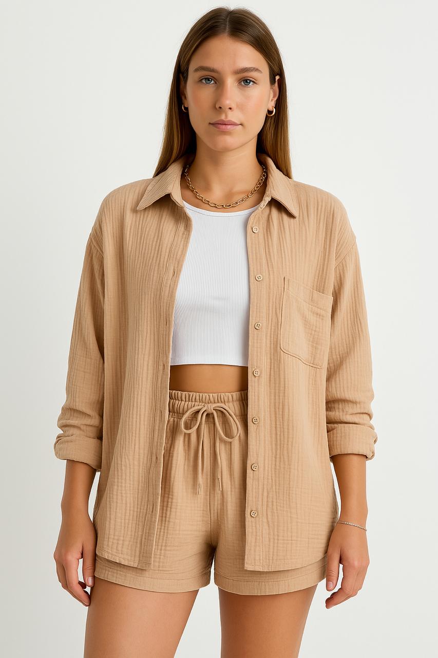 Zomerse dames 2-delige set – lange blouse en hoge taille shorts, een frisse en luchtige outfit voor warmere dagen. Ideaal voor casual zomerlooks of ontspannen buitenactiviteiten.