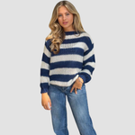 Gestreepte gebreide trui voor dames met een fijn breisel en klassieke strepen, perfect voor een casual en stijlvolle look.
