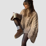 Gezellige kabeltrui voor dames met wijde mouwen, gebreid patroon en ontspannen pasvorm – perfect voor knusse winterdagen.