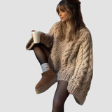 Gezellige kabeltrui voor dames met wijde mouwen, gebreid patroon en ontspannen pasvorm – perfect voor knusse winterdagen.