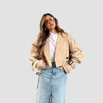 Stijlvolle korte trenchcoat voor dames met dubbele knopenrij en ceintuur – ideaal voor lente en herfst.