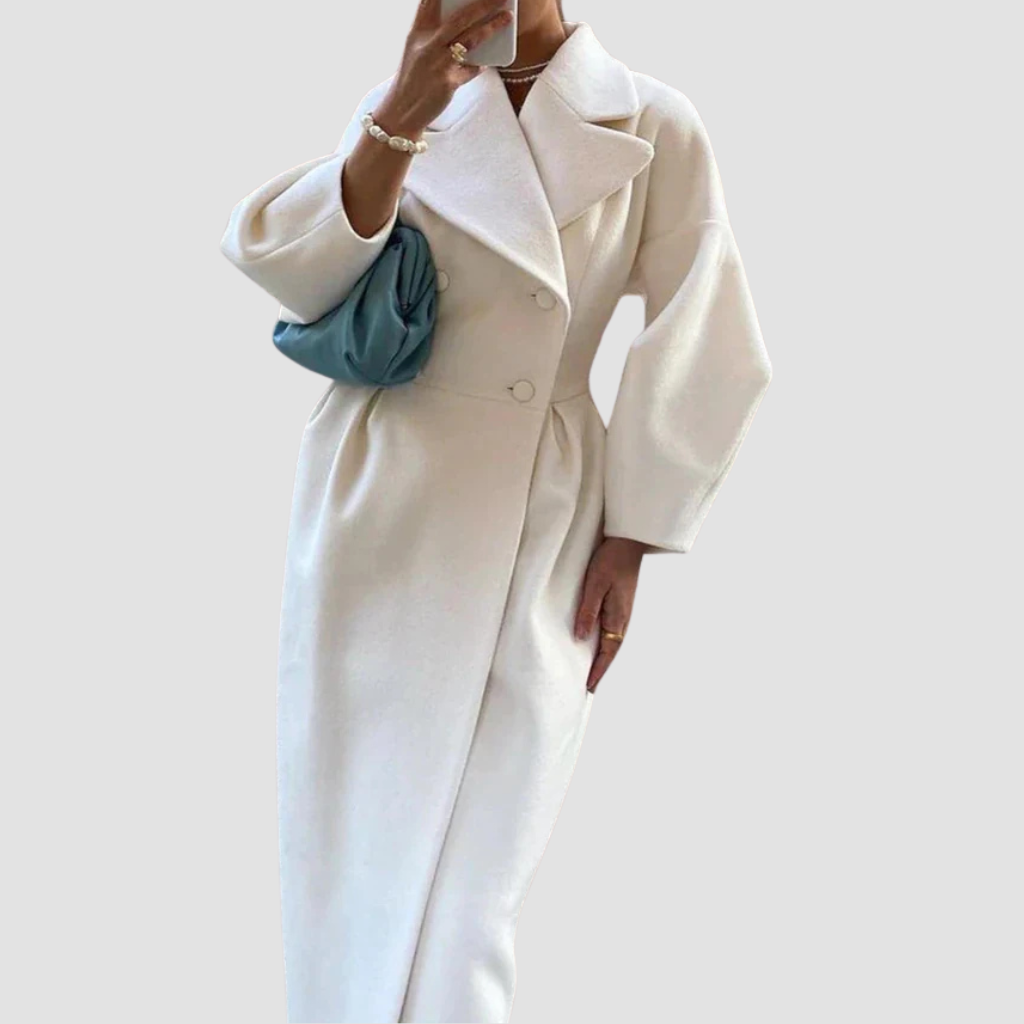 Verfijnde damesjas met dubbele rij knopen en elegante pasvorm, ideaal voor een klassieke en chique look.