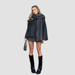 Elegante damesjas met gelaagde look en cape, perfect voor een chique en stijlvolle uitstraling.