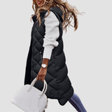 Lemie lange puffer bodywarmer voor dames met capuchon, gewatteerd ontwerp en comfortabele pasvorm.