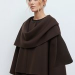 Elora oversized knitted coat voor dames – comfortabele en stijlvolle gebreide jas van zachte, hoogwaardige stof, perfect voor casual en chique winterlooks.