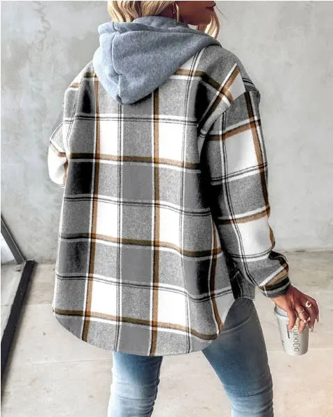 Geruite damesjas – modieus ontwerp met een tijdloos ruitpatroon. Gemaakt van hoogwaardige stoffen voor comfort en warmte. Perfect voor de herfst en winter, met een stijlvolle en veelzijdige pasvorm.