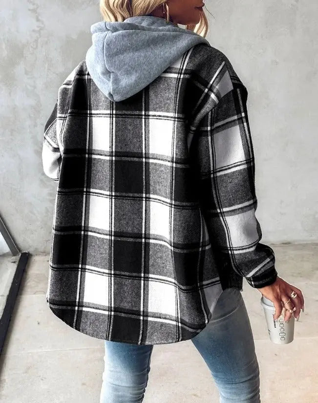 Geruite damesjas – modieus ontwerp met een tijdloos ruitpatroon. Gemaakt van hoogwaardige stoffen voor comfort en warmte. Perfect voor de herfst en winter, met een stijlvolle en veelzijdige pasvorm.