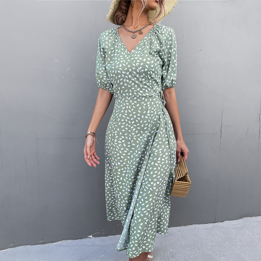 ALKMINI stijlvolle zomerse midi-jurk van lichte, ademende stof met elegante pasvorm en modern, vrouwelijk design.