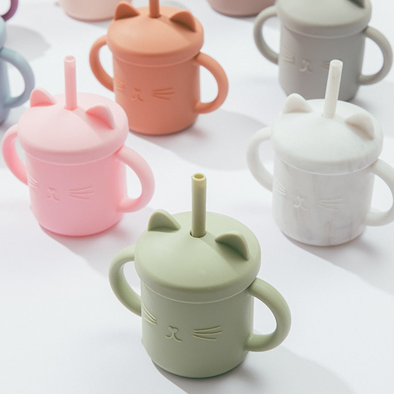 Cutie Kitty siliconen drinkbeker met rietje voor kinderen – zachte, duurzame en lekvrije beker voor gemakkelijk en veilig drinken onderweg of thuis.