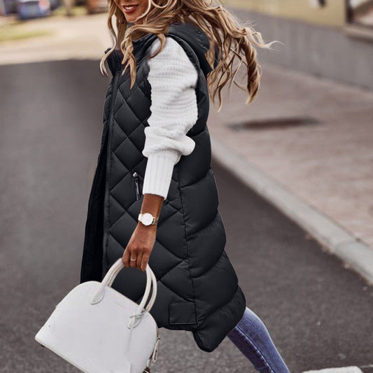 Lemie lange puffer bodywarmer voor dames met capuchon, gewatteerd ontwerp en comfortabele pasvorm.