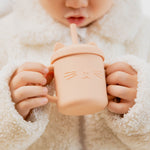 Cutie Kitty siliconen drinkbeker met rietje voor kinderen – zachte, duurzame en lekvrije beker voor gemakkelijk en veilig drinken onderweg of thuis.