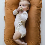 SnugiNest babynest – zacht en ademend nestje dat comfort en veiligheid biedt, ergonomisch design voor geborgen slaap van pasgeborenen.