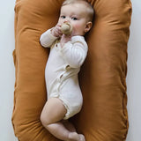 SnugiNest babynest – zacht en ademend nestje dat comfort en veiligheid biedt, ergonomisch design voor geborgen slaap van pasgeborenen.
