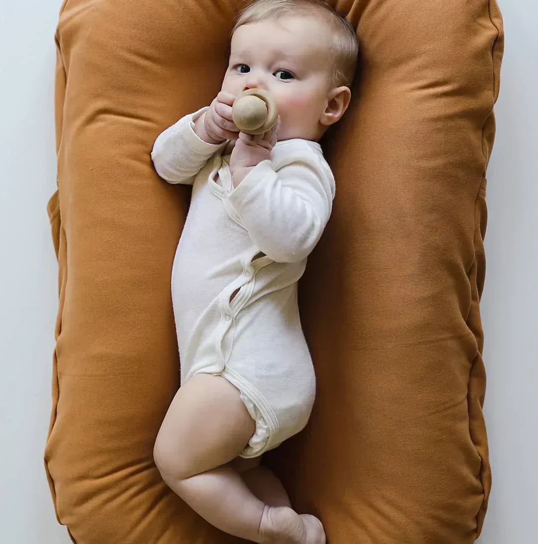 SnugiNest babynest – zacht en ademend nestje dat comfort en veiligheid biedt, ergonomisch design voor geborgen slaap van pasgeborenen.