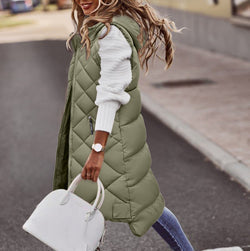 Lemie lange puffer bodywarmer voor dames met capuchon, gewatteerd ontwerp en comfortabele pasvorm.