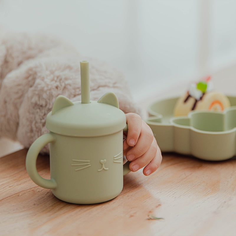 Cutie Kitty siliconen drinkbeker met rietje voor kinderen – zachte, duurzame en lekvrije beker voor gemakkelijk en veilig drinken onderweg of thuis.
