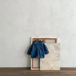 LittleStyle trendy unisex kinderjas, gemaakt van duurzame en comfortabele stof – perfecte pasvorm voor dagelijks gebruik en alle seizoenen.